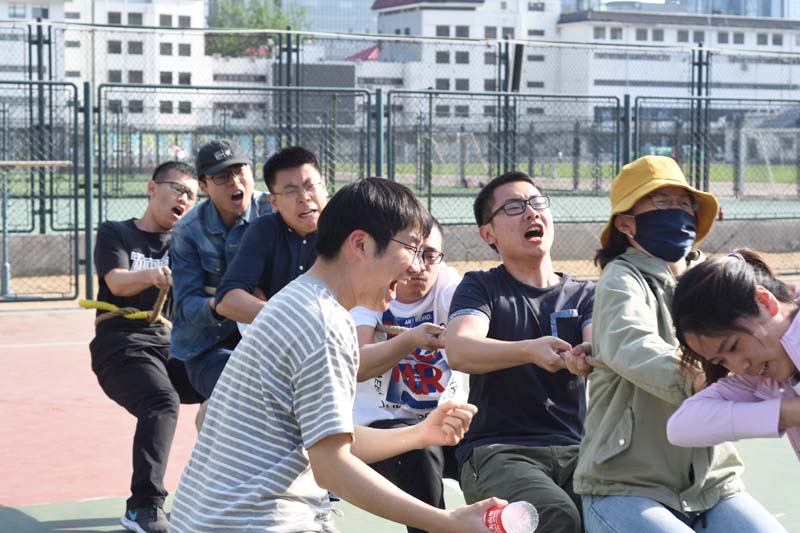 拔河賽場(chǎng)上的團(tuán)結(jié)一心